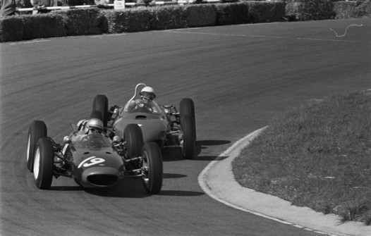 John Surtees a Phil Hill, 1962